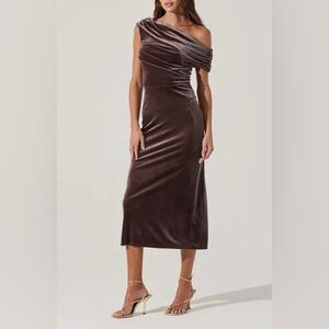 ASTR The Label One Shoulder Velvet Midi Dress Size Medium Taupe NWOT